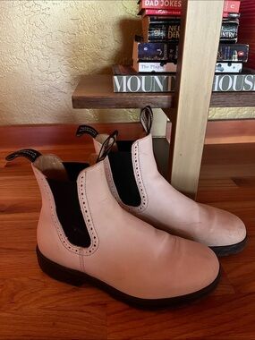 Blundstone Cream Leather Chukka Boots with Black Elastic